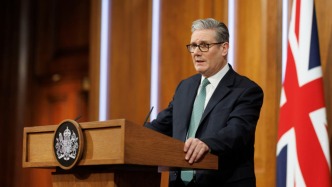 新华社：英国首相躲过“下台”危机？