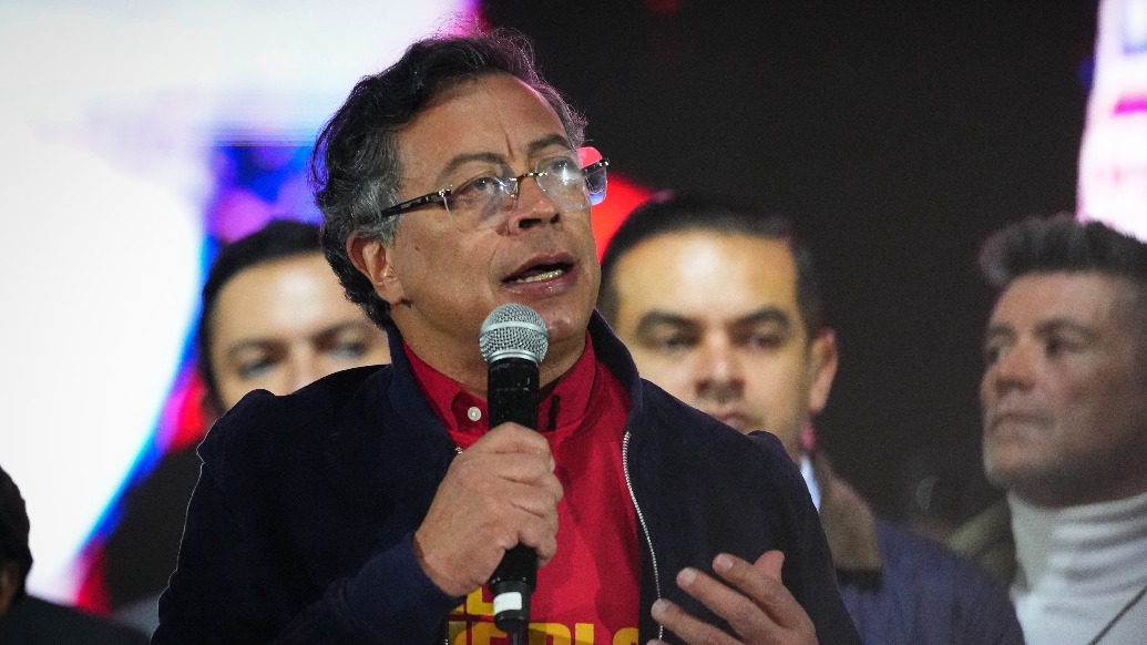 哥伦比亚总统自称差点遭射杀：向公海飞了四个小时躲避袭击