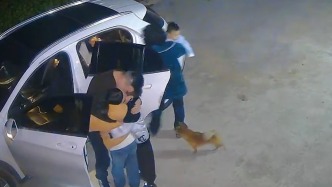 夫妇跨省自驾凌晨三点抵家，家中灯火通明老人孩子门口等候