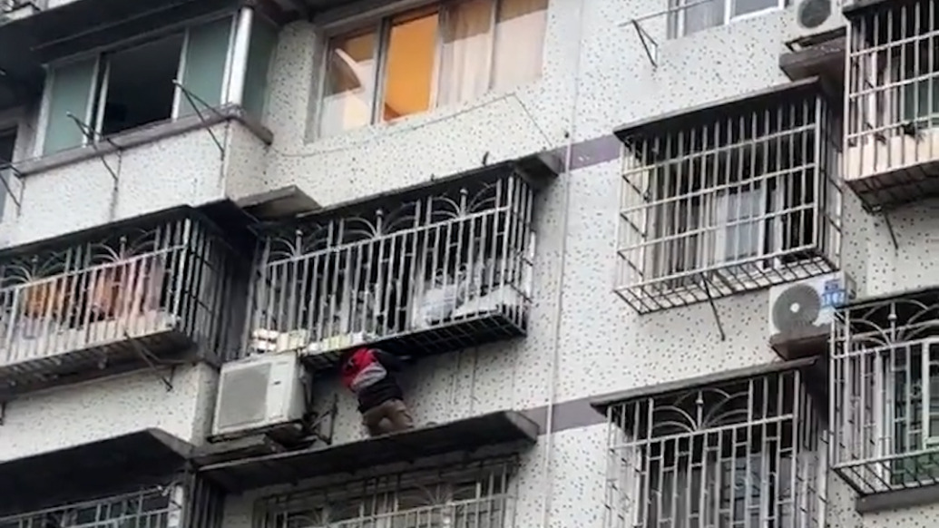 廣西一幼童頭卡5樓防盜網(wǎng)身體懸空，快遞員徒手攀爬托回屋內(nèi)
