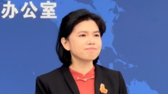 身着红色中式服装，国台办发言人向两岸同胞送上新春祝福