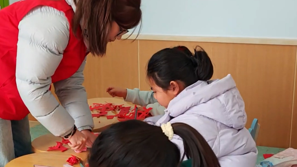 大一女生教社区儿童学剪纸:从小跟姑姑学剪纸技艺,希望推广传统文化