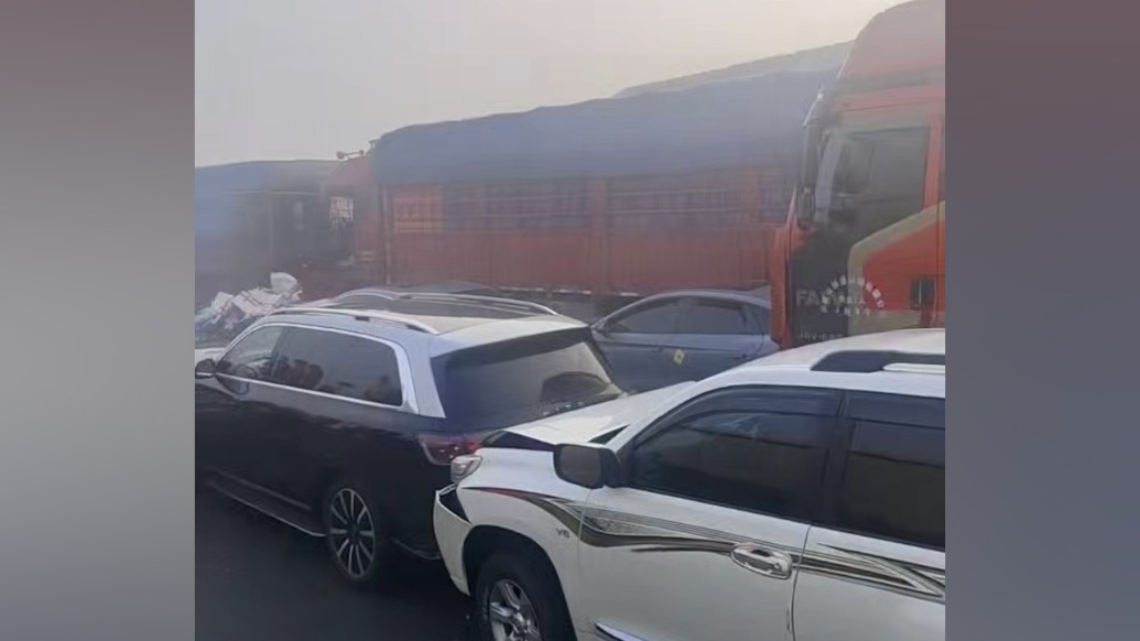 武深高速湖北嘉魚段因事故行車緩慢，多部門聯(lián)合處置