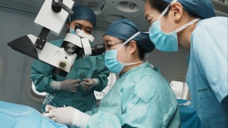 中国首架C909“飞机医院”在老挝完成首批海外机上手术 