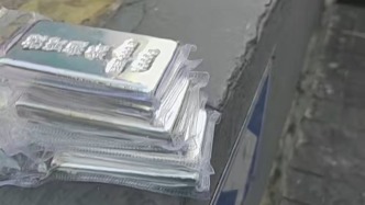 撿到價(jià)值15萬元銀磚，保安上報(bào)公司并報(bào)警