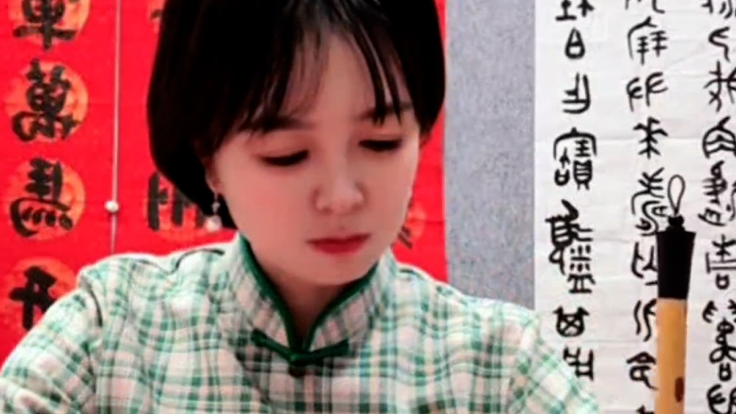 手写年味传温情！书法老师给邻居免费赠春联