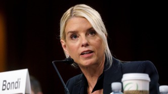 答非所问拖时间被戳穿，美司法部长骂议员：你个没用的失败律师