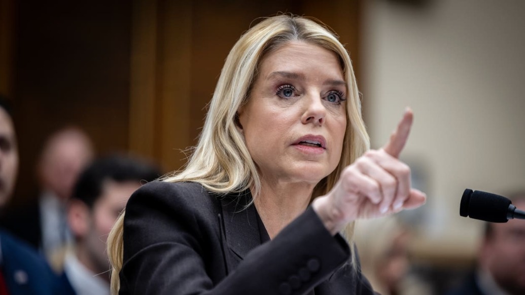 爱泼斯坦案听证会变“吵架”！美司法部长遭连番质询后，情绪失控吼叫