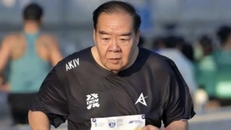 74岁郑则仕因为膝盖痛开始跑步，跑步难道不是伤膝盖的吗？