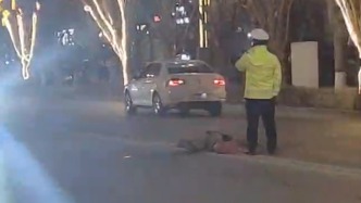 民警寒夜守护倒卧街头醉酒者，“换谁都会这么做”