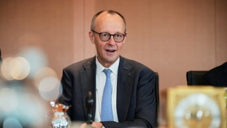 首次访华前，德国总理默茨发言中将中欧对比引发关注