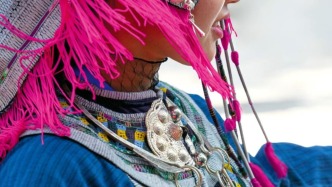 美丽佩饰里的人生密码——读《民族佩饰之美》