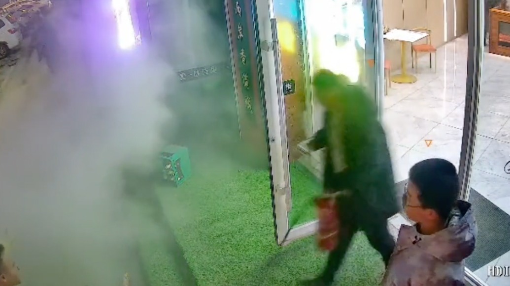 隔壁店鋪起火，鄰居拎起滅火器幫滅火