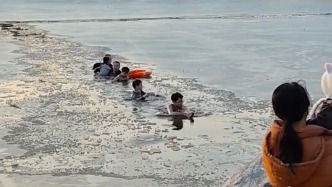 保定一男童滑冰時墜入湖中，目擊者：多人先后下水將其救起