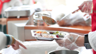 中纪报聚焦校园餐领域问题深化整治：守护学生“舌尖上的安全”