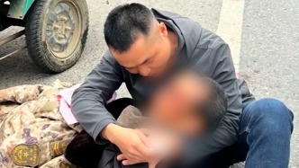 老人骑三轮车出车祸头部受伤，休假军人将其抱在怀中施救
