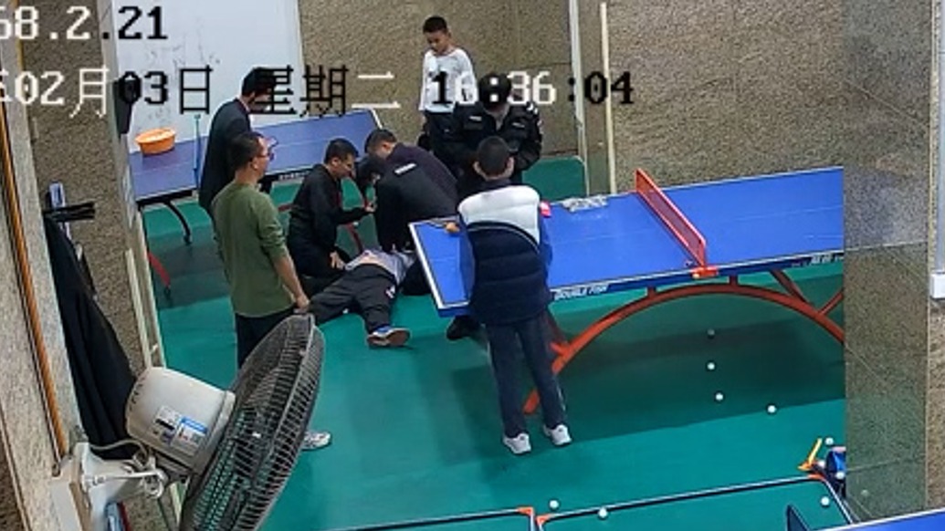 生死10分鐘！男子打乒乓球時(shí)突發(fā)心梗昏迷，眾人接力搶救