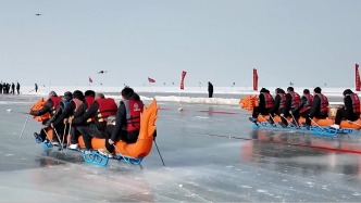 新疆巴州冰上龍舟賽，“冷冰雪”變“熱運(yùn)動(dòng)”