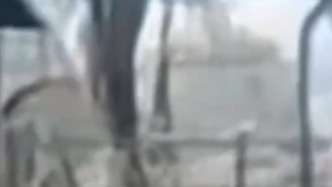 俄媒披露两艘美军舰相撞现场画面，船员第一时间拿手机录视频