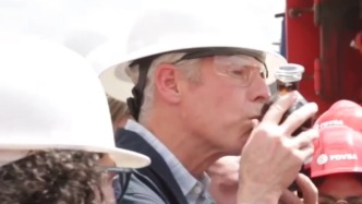 美能源部長(zhǎng)參訪委內(nèi)瑞拉石油設(shè)施，現(xiàn)場(chǎng)親吻石油樣品