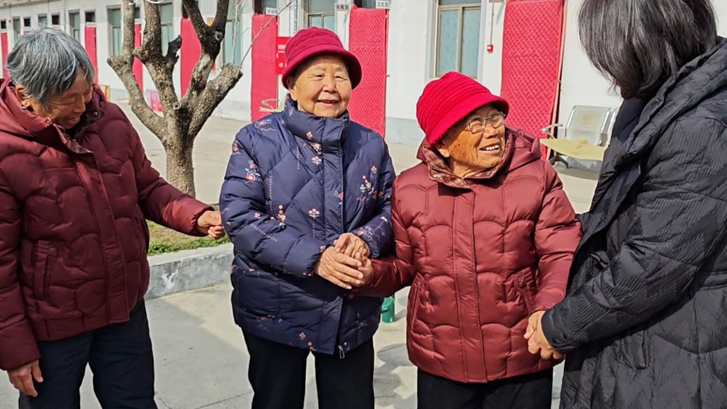 十四年如一日，80岁老人春节带家人到敬老院看望老人