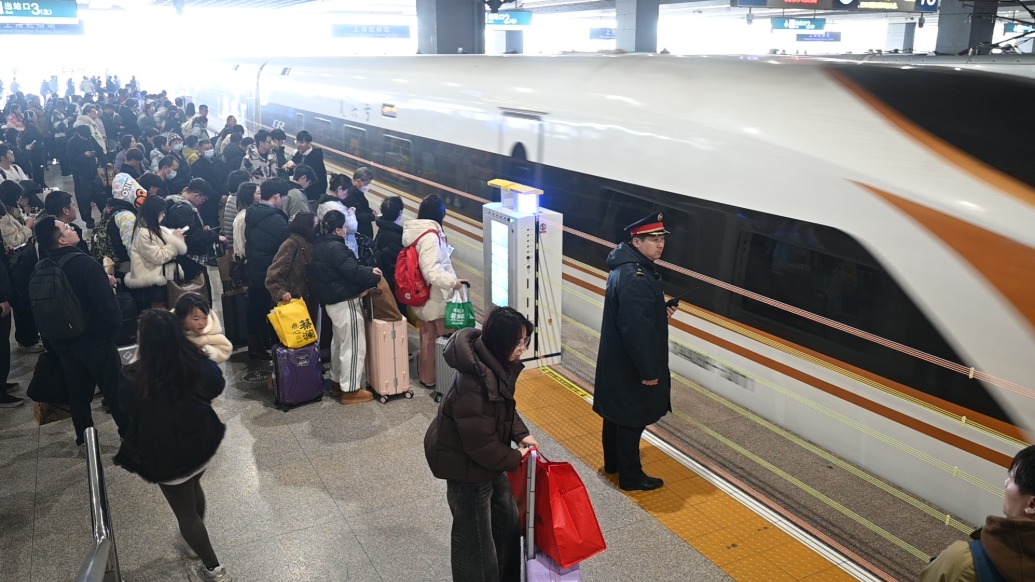 高峰时3分钟一趟列车，这个“最繁忙”站台有多忙？｜新春走基层