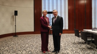 王毅会见英国外交大臣库珀