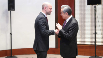 王毅會(huì)見法國外長巴羅