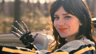 “完美爱人”可能随时断电，单身生活也有悠长历史