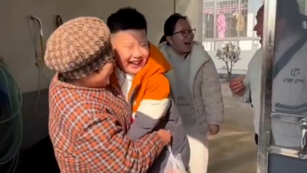 儿子一家瞒着父母悄悄回家，母亲开心到跺脚