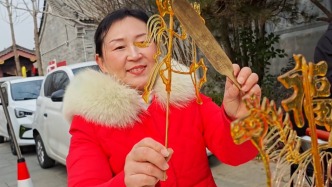 糖画与书法结合，非遗传承人为游客送上“马上有福”