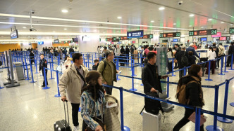 春节假期预计日均超205万人次出入境