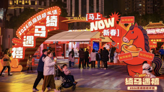市集、巨型糖马、彩灯八骏图……上海马年春节年味渐浓