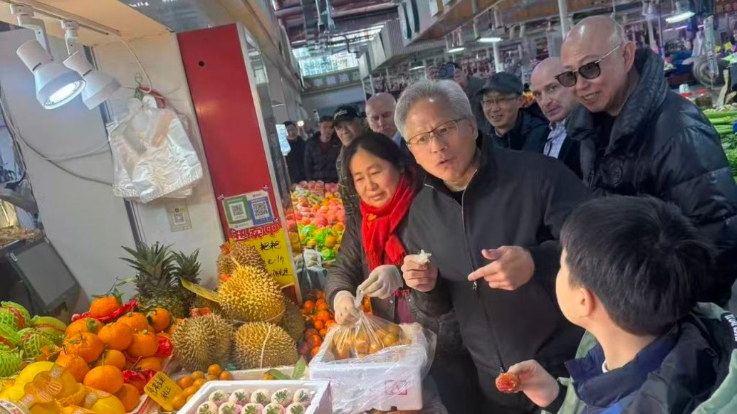 黄仁勋逛过的这家水果摊春节不打烊,老板全家11人在沪团圆|新春走基层