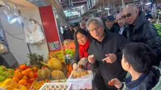 黄仁勋逛过的这家水果摊春节不打烊，老板全家11人在沪团圆｜新春走基层