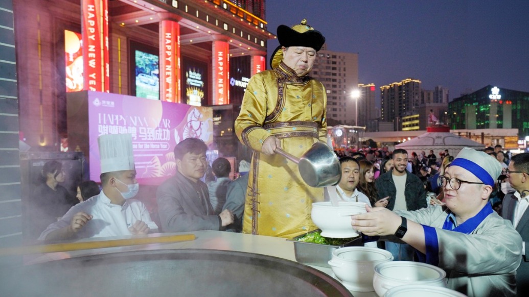 走进中国年丨坐马车、饮马酒,马到成功!这里的新春盛宴马上就热