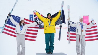 澳大利亚选手安东尼摘得自由式滑雪女子双人雪上技巧金牌