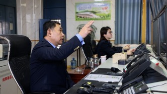 新春走基层丨59岁车站值班员20个春节在岗：看到旅客顺利出行很欣慰
