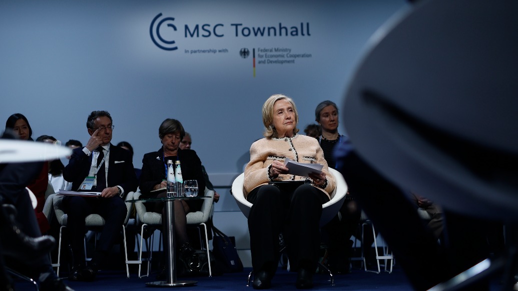 “你真不喜欢特朗普”，捷克官员惹怒希拉里：说他好才该反思