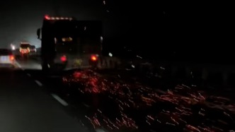 拉煤货车高速行驶中火花四散，私家车司机疾呼提示险情