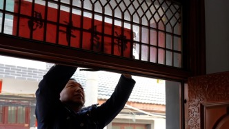 春节前夕，民警上门为高龄老人贴春联齐团年