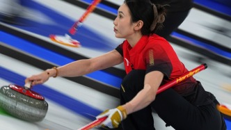 女子冰壶循环赛第五轮，中国队遭逆转5比10不敌加拿大