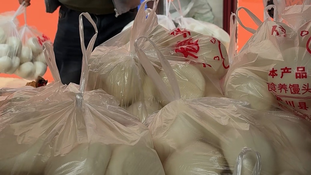 爱心企业连夜蒸5万个馒头，送给公益团队和环卫工  