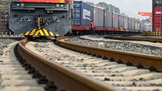 大年初一就出发！满载货物的中欧班列从二连浩特驶出国门