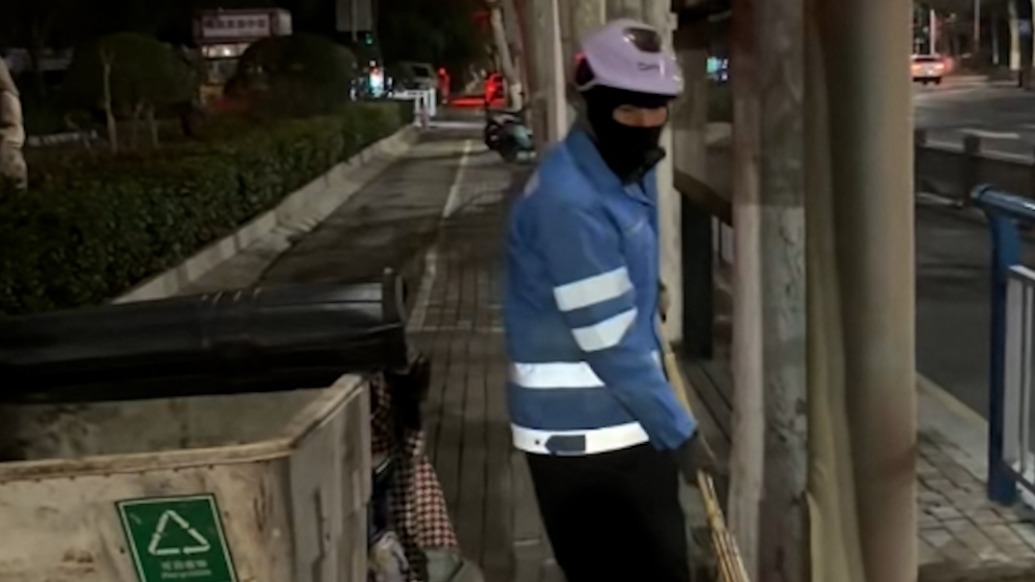 大年初一凌晨五點，環(huán)衛(wèi)工人清掃道路為城市“梳妝”