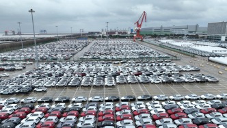 大年初一上海南港码头五船同时靠泊，工作人员顶风冒寒穿梭忙碌