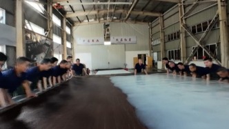 “三丈三”宣纸亮相央视春晚，非遗传承人：会坚守匠心，发扬光大