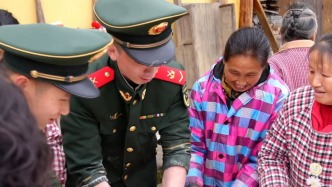 軍民團結一家親，江西武警到駐地村莊參加殺豬宴