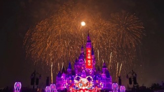 瑞狮点睛、“马”字烟花，上海迪士尼携小马红心迎马年
