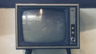 春晚广告位争夺战：四十年国民记忆与商业暗流